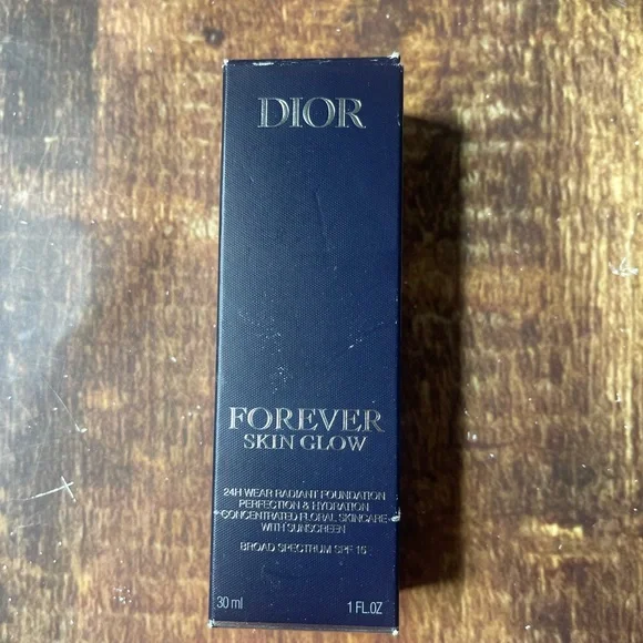 Dior Forever skin glow foundation. Shade 4W. - Picture 4 of 6
